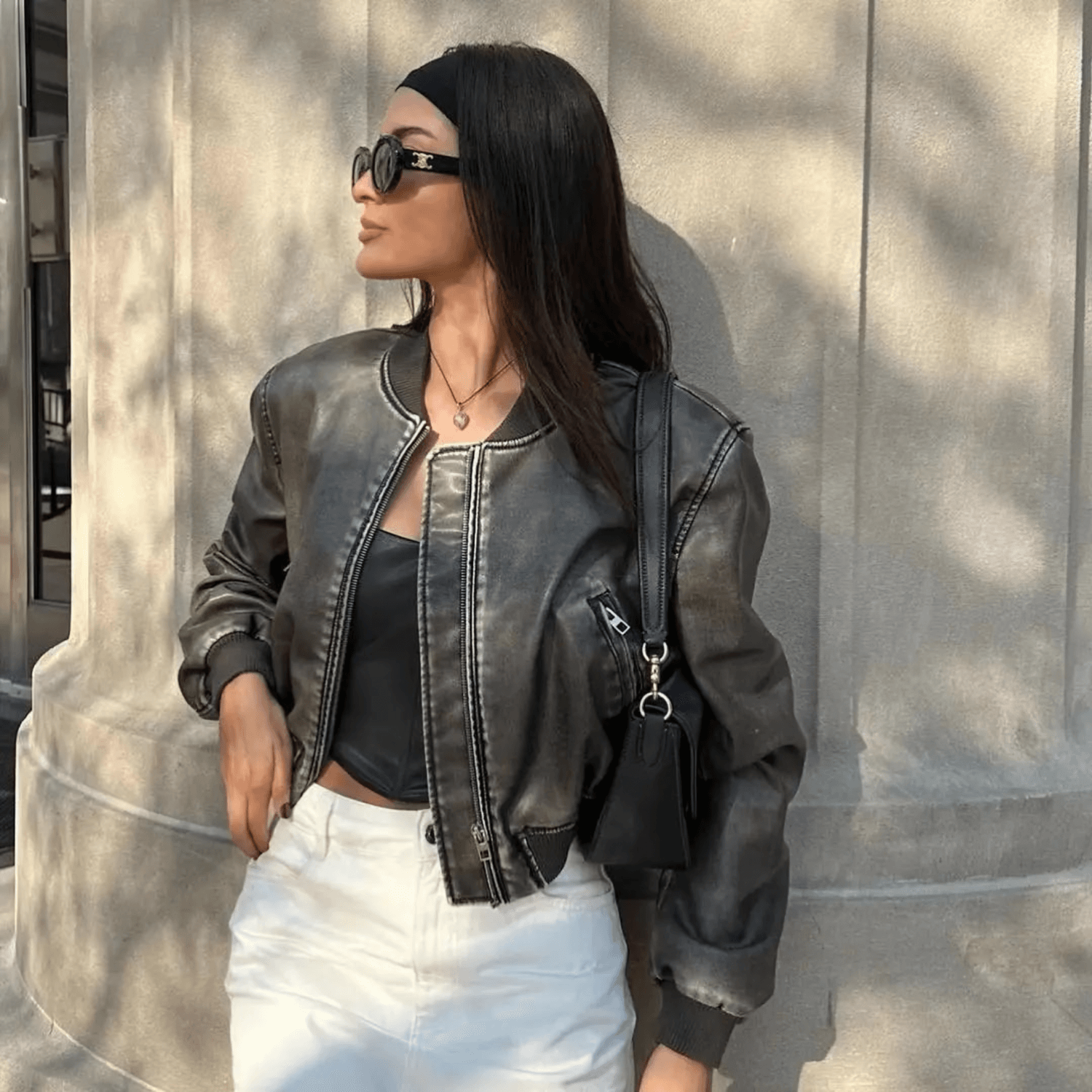 Jaqueta Feminina Bomber Cropped em Couro Sintético Preto com Zíper – Megane